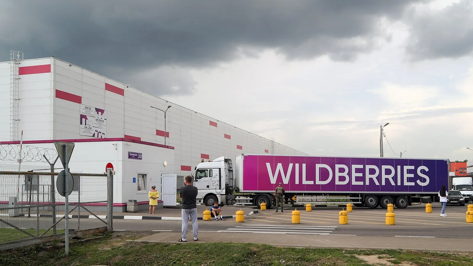 Wildberries ищет в Казахстане 100 тыс. кв. м складов — но свободных площадей почти нет

Группа RWB н