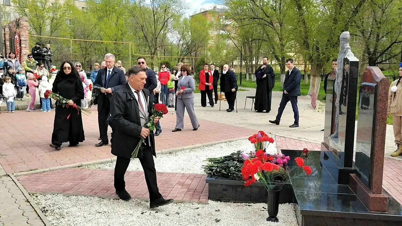 В рабочем поселке Красные Баррикады состоялось торжественное мероприятие по дополнению мемориала нов