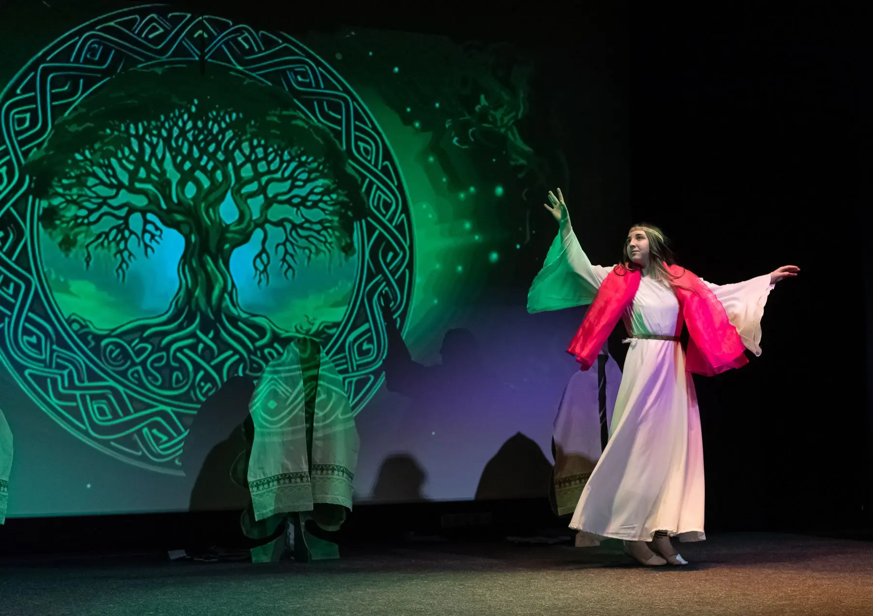 🎭Актёры-любители, взрывные аплодисменты, громкий смех и зрители, затаившие дыхание. Всё это было в з