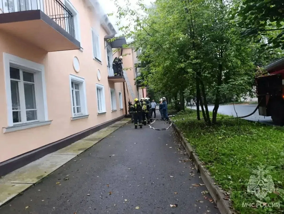 🚒 Шесть человек спасли из горящей квартиры в Великом Новгороде.
