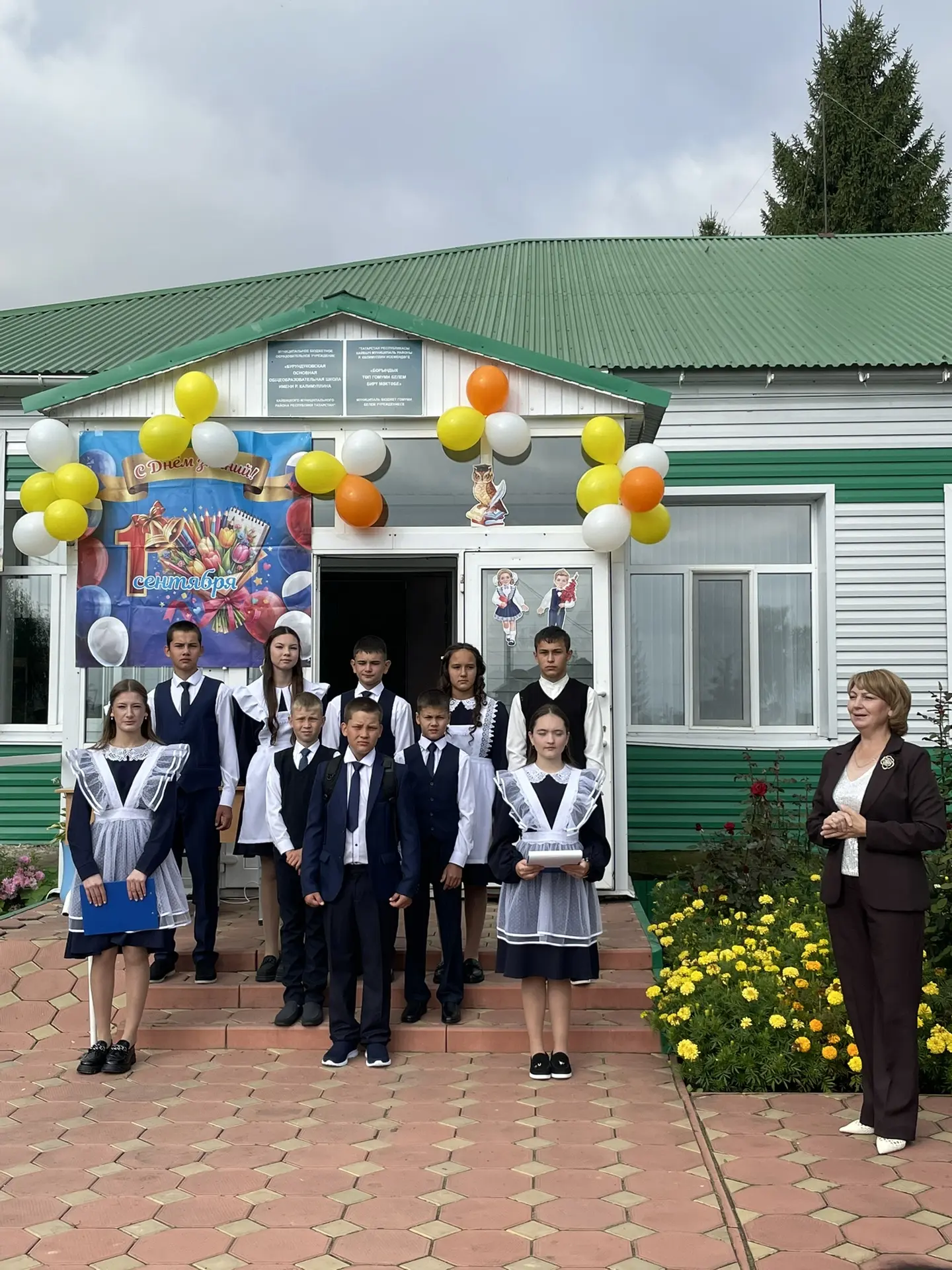 Хөрмәтле укытучылар, кадерле укучылар, әти-әниләр! Барыгызны да 1 сентябрь – Белем бәйр...