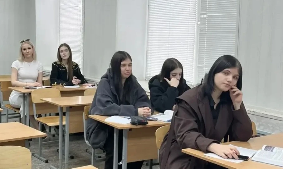 📣 Новую учебную неделю ОУФТ традиционно начинает с торжественной церемонии выноса флага и исполнения