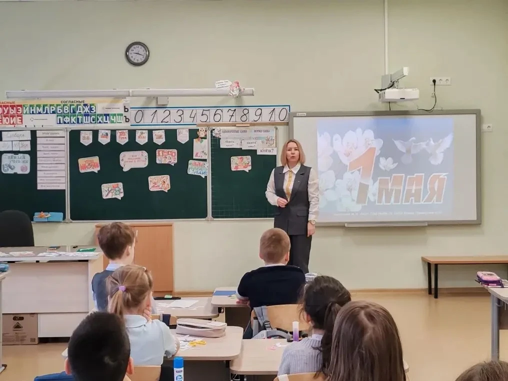 🧡 Весна и Труд — повод для радости!  Приближается 1 Мая, и в нашей школе уже вовсю царит праздничное