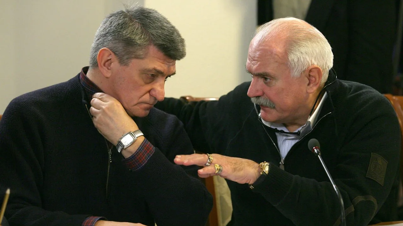 Режиссер Сокуров заявил о «бедственном положении» российского кино и попросил Михалкова помочь снять