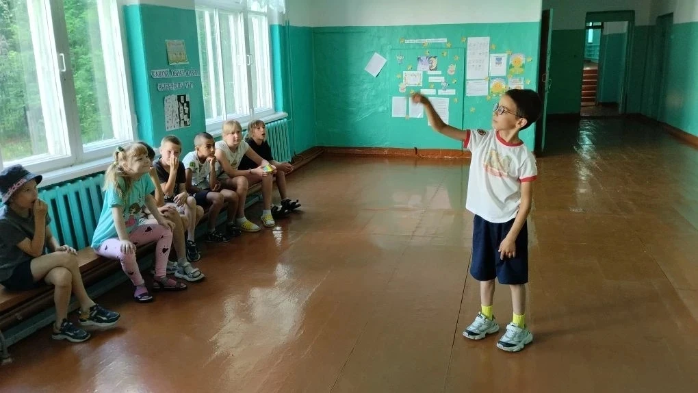 День 9 в нашем лагере : День эрудитов! 🧠

Утро началось с бодрого рапорта и сзарядки, которая задал