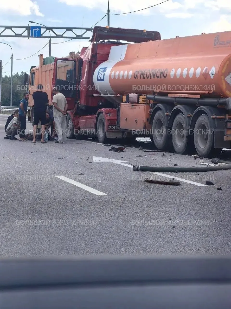 ⚡️ Бензовоз столкнулся с КамАЗом на М-4 под Воронежем

Всё случилось около 17:30. Водитель бензовоза
