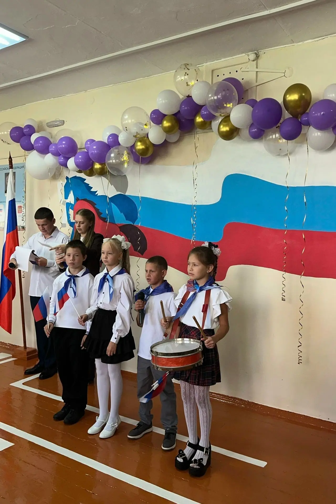 С новым учебным годом! В школе № 13 прошла торжественная линейка ко Дню знаний !