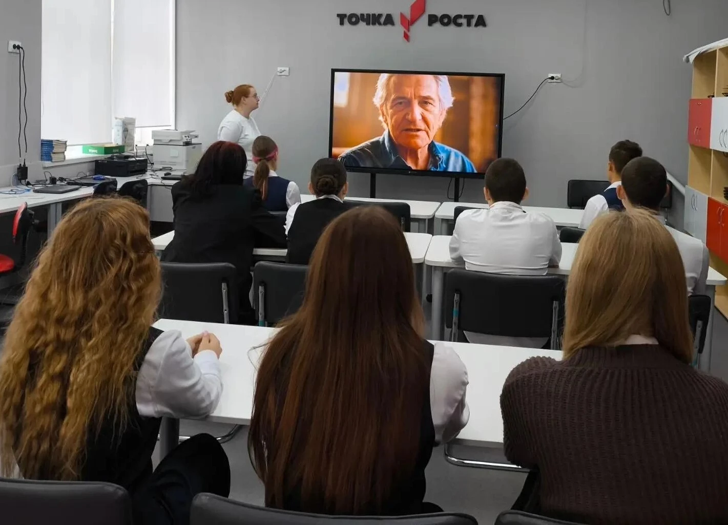 По традиции рабочая неделя в нашей школе начинается с поднятия флага и исполнения гимна...