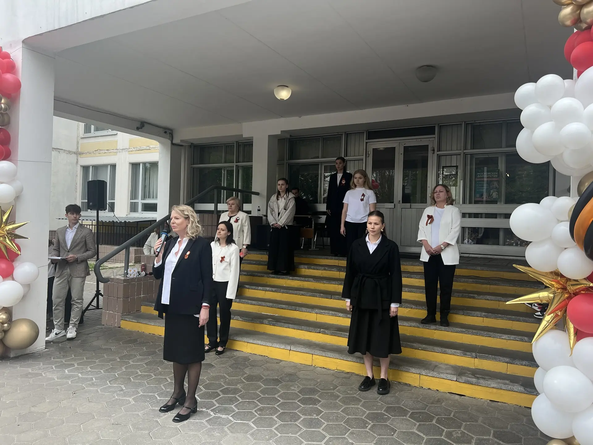 🕊️ДЕНЬ ПОБЕДЫ 🕊️  Мы встречаем день Победы, Он идёт в цветах, знамёнах. Всех героев мы сегодня Назыв