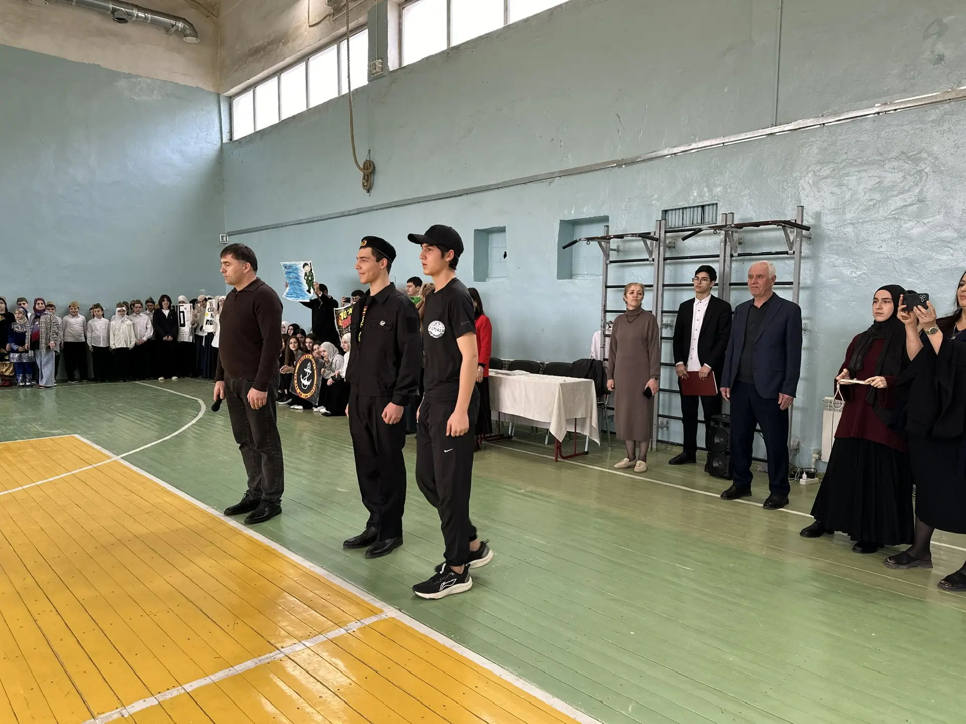 Сегодня, 19 февраля, в  спортзале школы прошло военно-спортивное мероприятие "Силен в бою,красив в с