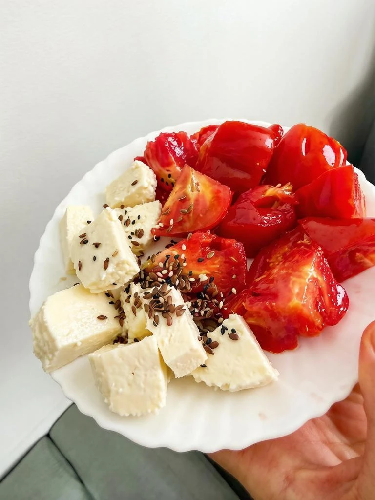 Доброе утро ☀️на завтрак Адыгейский сыр и томаты 🍅
