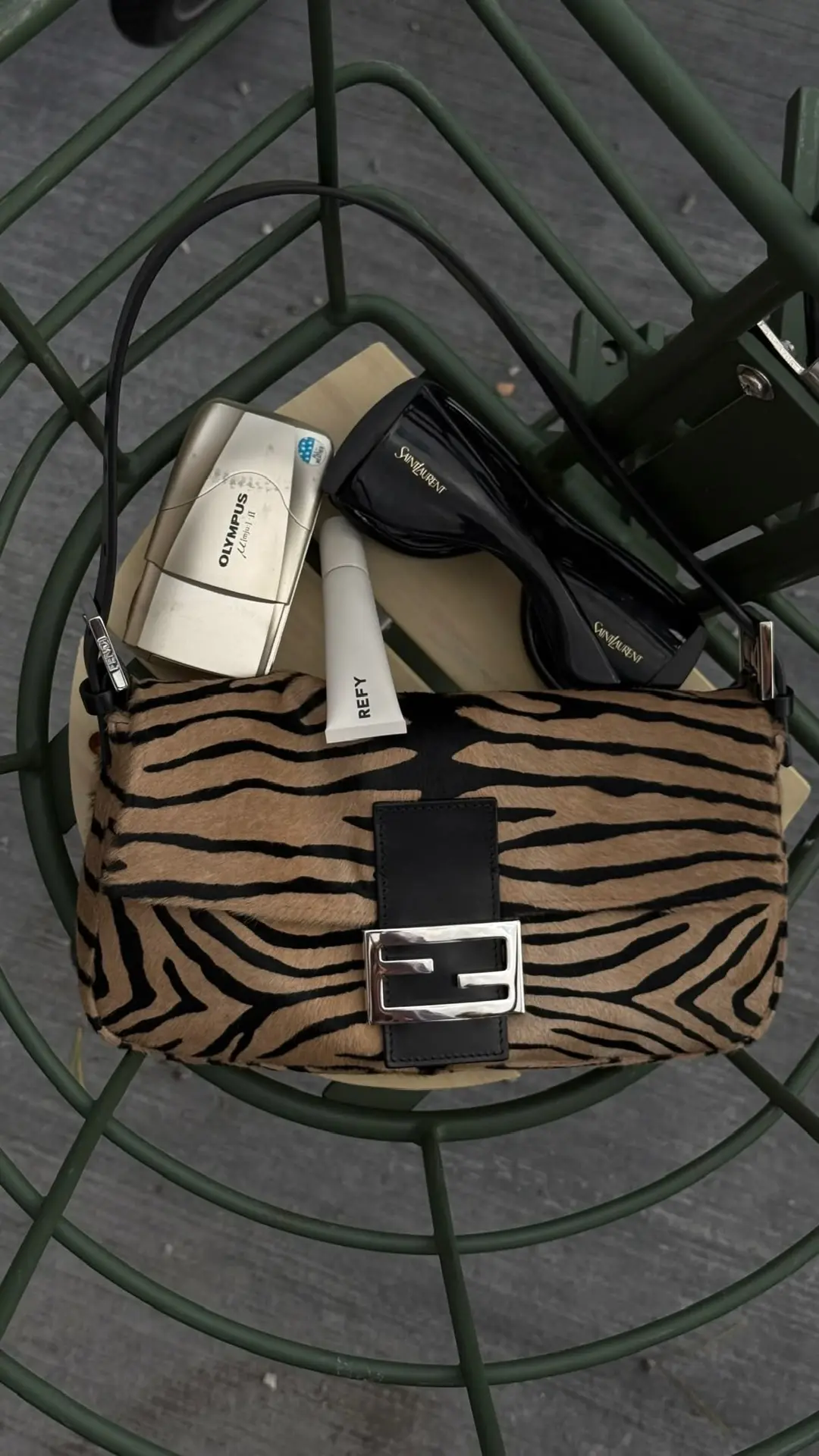 Да, позволить себе тигровую Fendi сложновато, зато спокойно можно вот эту винтажную Cav...