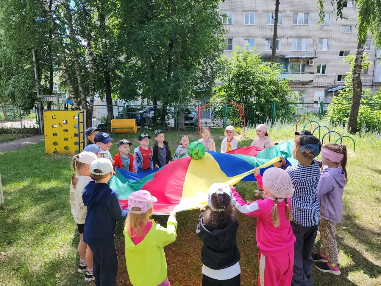 «День весёлых игр: смех, эстафеты и море хорошего настроения!»
В нашем детском саду прошёл настоящий