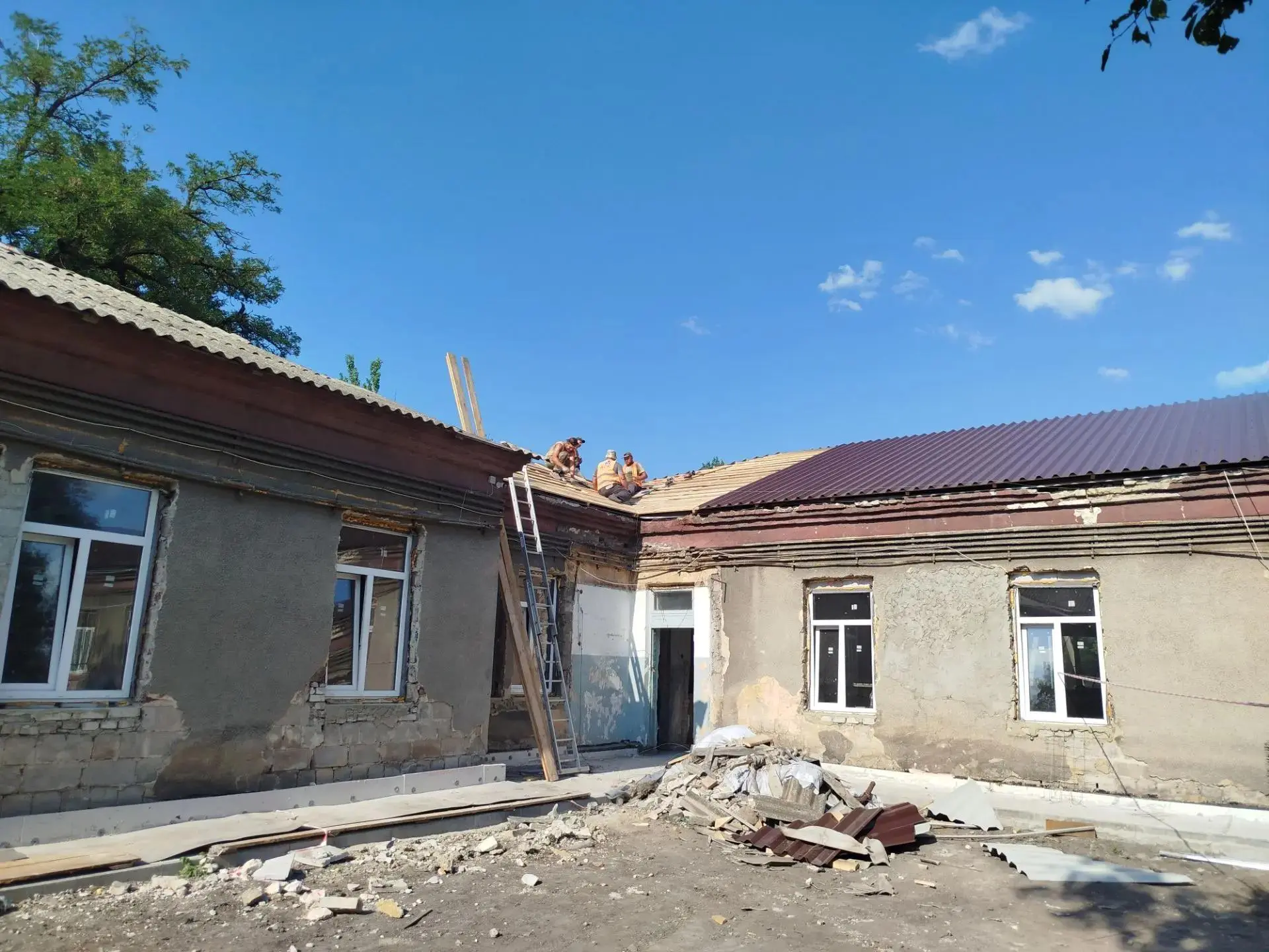 В Куйбышевском районе Донецка полным ходом идет капитальный ремонт амбулатории № 2 Горо...
