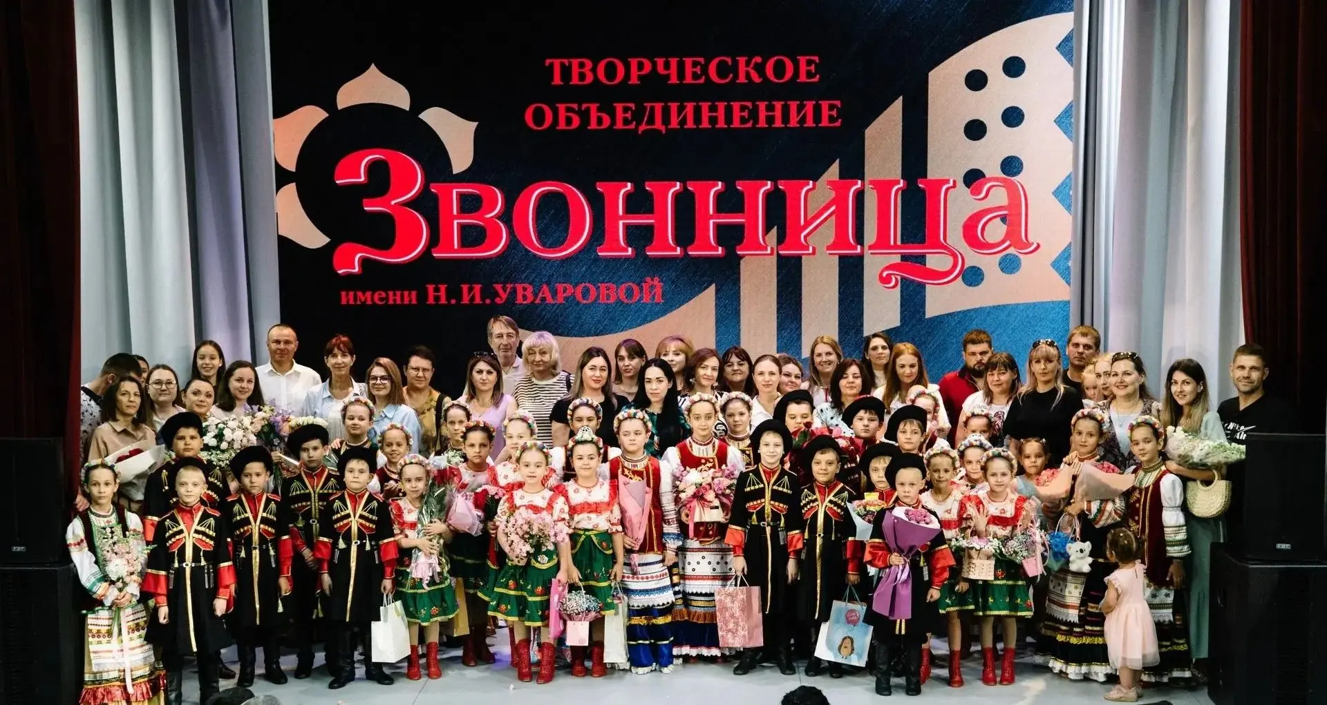 Дорогие подписчики!
От всей души поздравляем вас с Днём семьи, любви и верности! Пусть в ваших домах