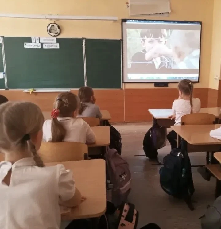 🇷🇺 2-е и 3-е классы приняли участие в акции «Без срока давности»  В рамках памятной акции для учащих