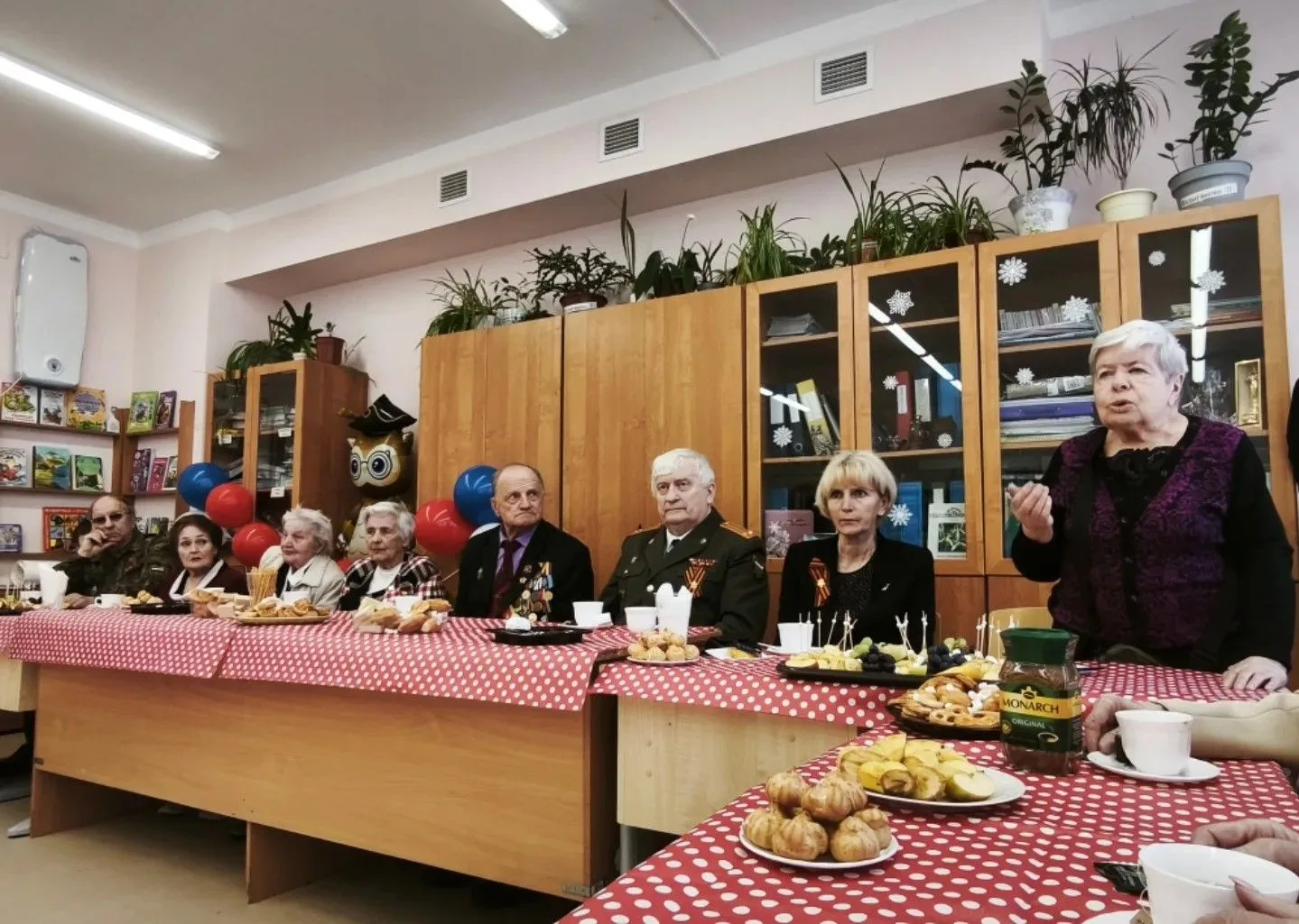 Сердца, согретые памятью: встреча с ветеранами в МОБУ «СОШ «Всеволожский ЦО» ❤️🕊️  8 мая в стенах на