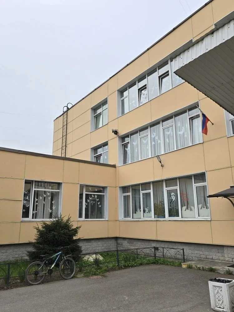 🕊 В преддверии 9 Мая наша школа присоединилась к Всероссийской патриотической акции «Окна Победы».  