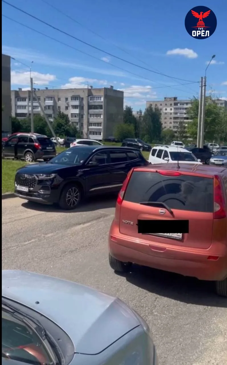 😡Орловцы массово собрались у выезда с Силикатного.

После ночной атаки жители приехали посмотреть н