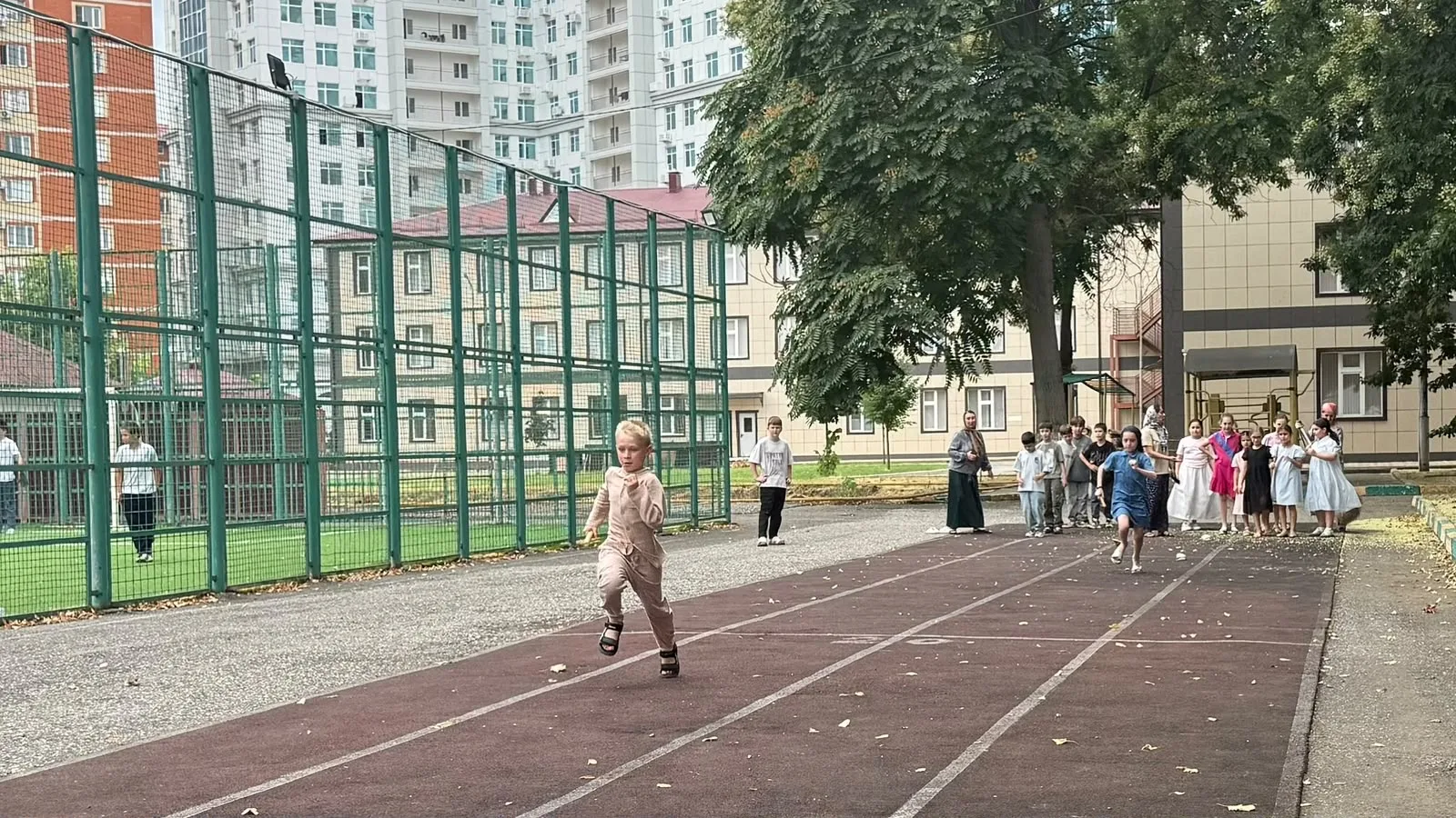 Сила, ловкость и командный дух сегодня были главными героями на летней досуговой площад...