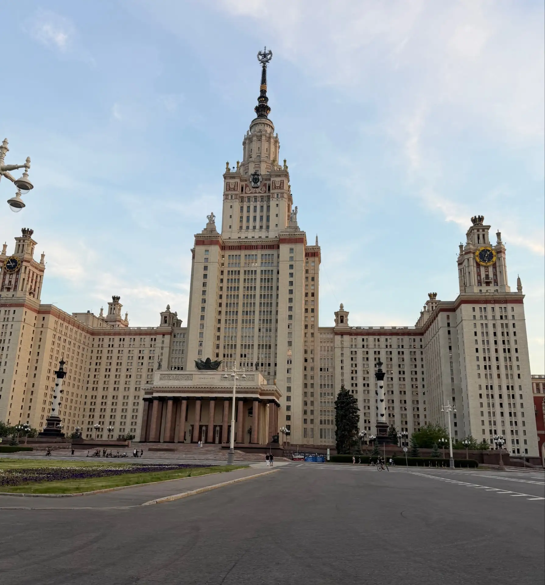 В университете выдают мощный микроскоп, чтобы разглядеть структуру клетки. Но смысл жизни гораздо ши
