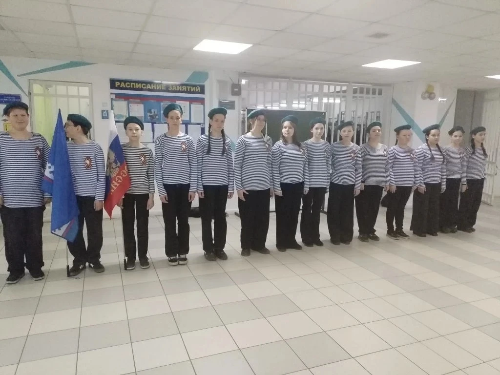 В нашей школе 16 мая прошёл яркий и торжественный смотр строя и песни! 🎉🎖️   В нём приняли участие у