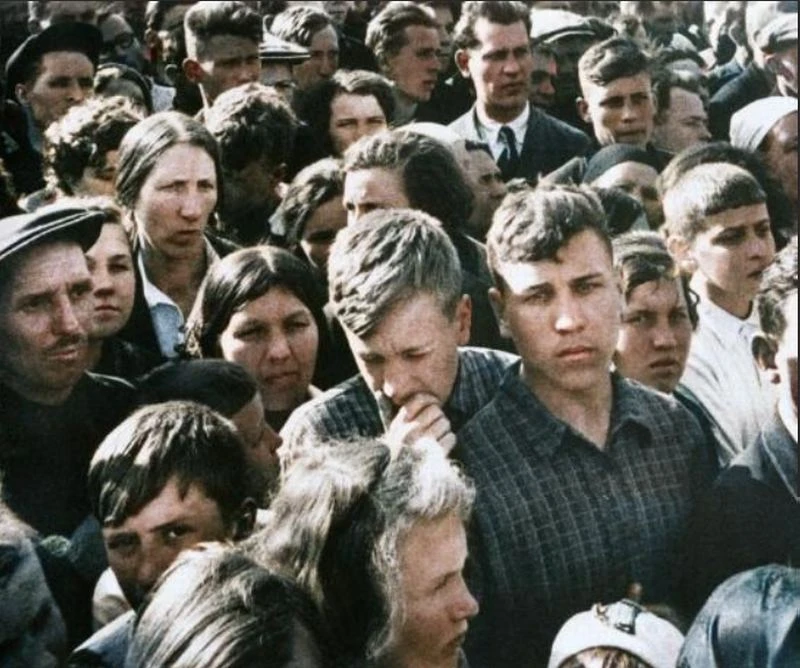 Вглядитесь в эти лица...

1941 год, 22 июня. Полдень. Если точнее - 12:15. Это рабочие московского з