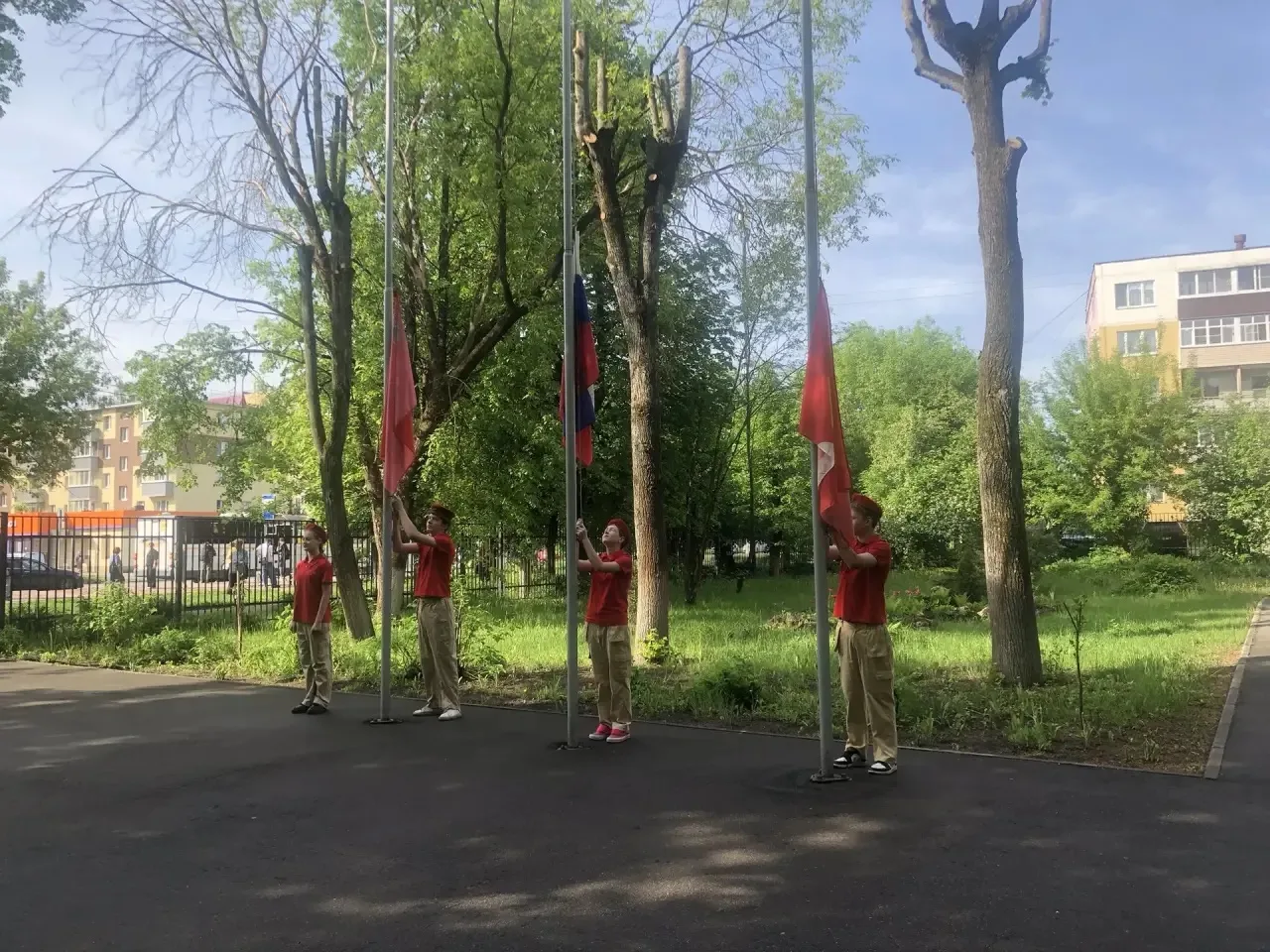Утро понедельника в МБОУ «Эффективная школа» (корпус 4, школа №5) началось с торжественного поднятия