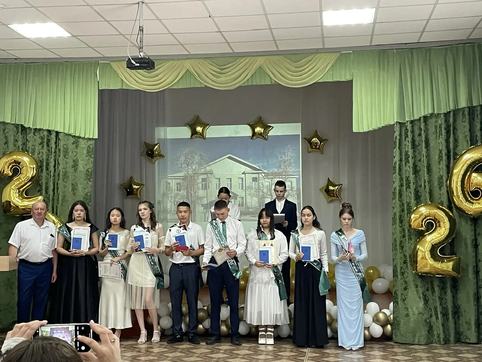 В добрый путь, выпускники 2026! 🎓✨

26 июня в актовом зале ГБОУ «Багдаринская эвенкийская школа-инт