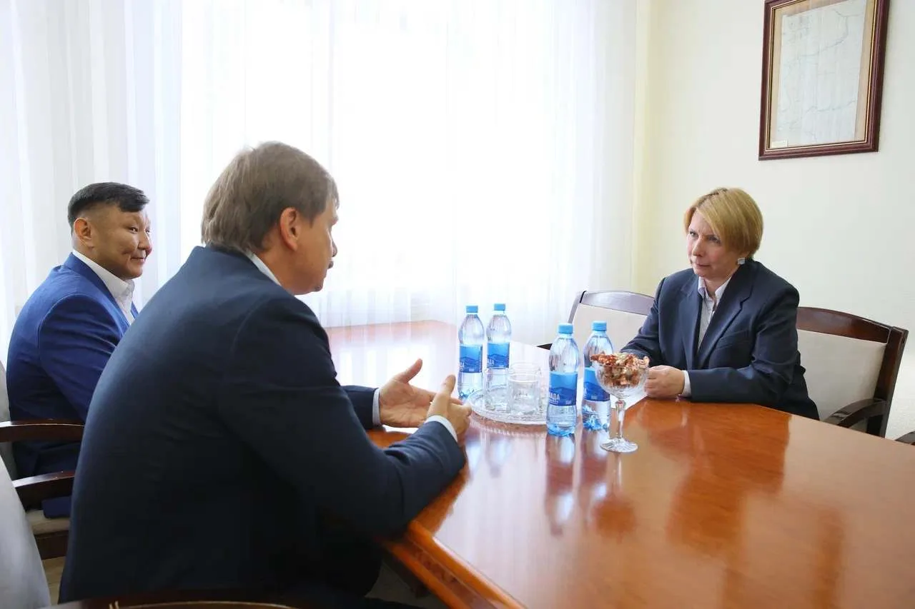 НКО Якутии повышают квалификацию: советник Фонда президентских грантов проводит обучающ...