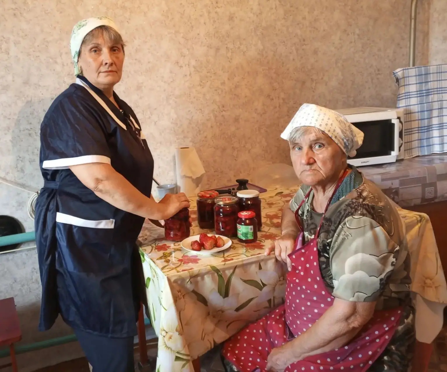 Романовские получатели социальных услуг заготавливают клубнику

Клубничный сезон довольно короткий, 