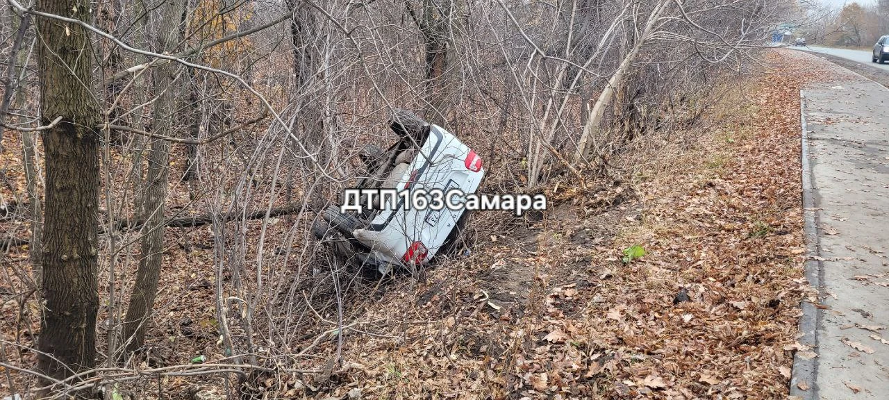 В районе СНТ "Сплавщик" обнаружен перевернутый автомобиль.  Подробности пока не известны