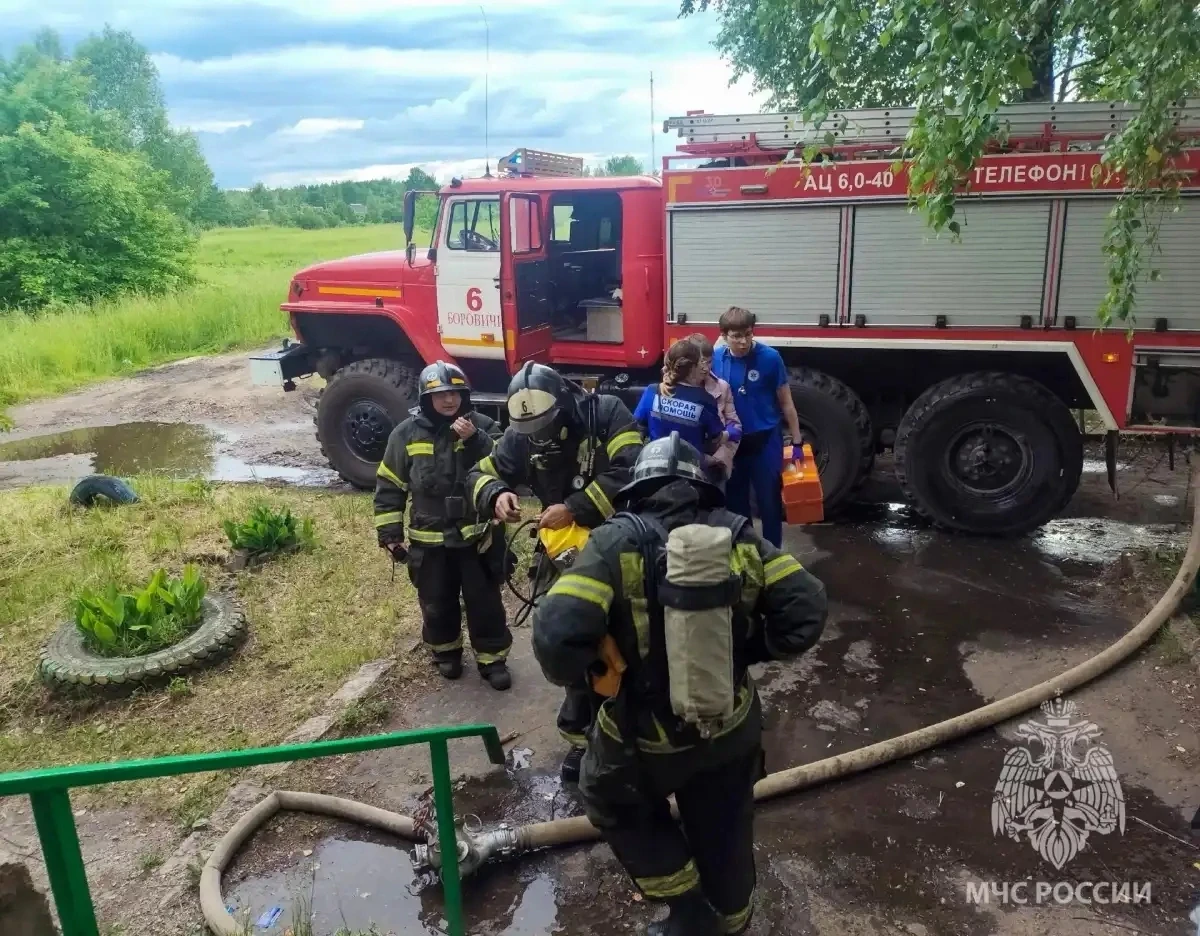 🔥Из горевшего дома в Боровичах спасли двоих жителей