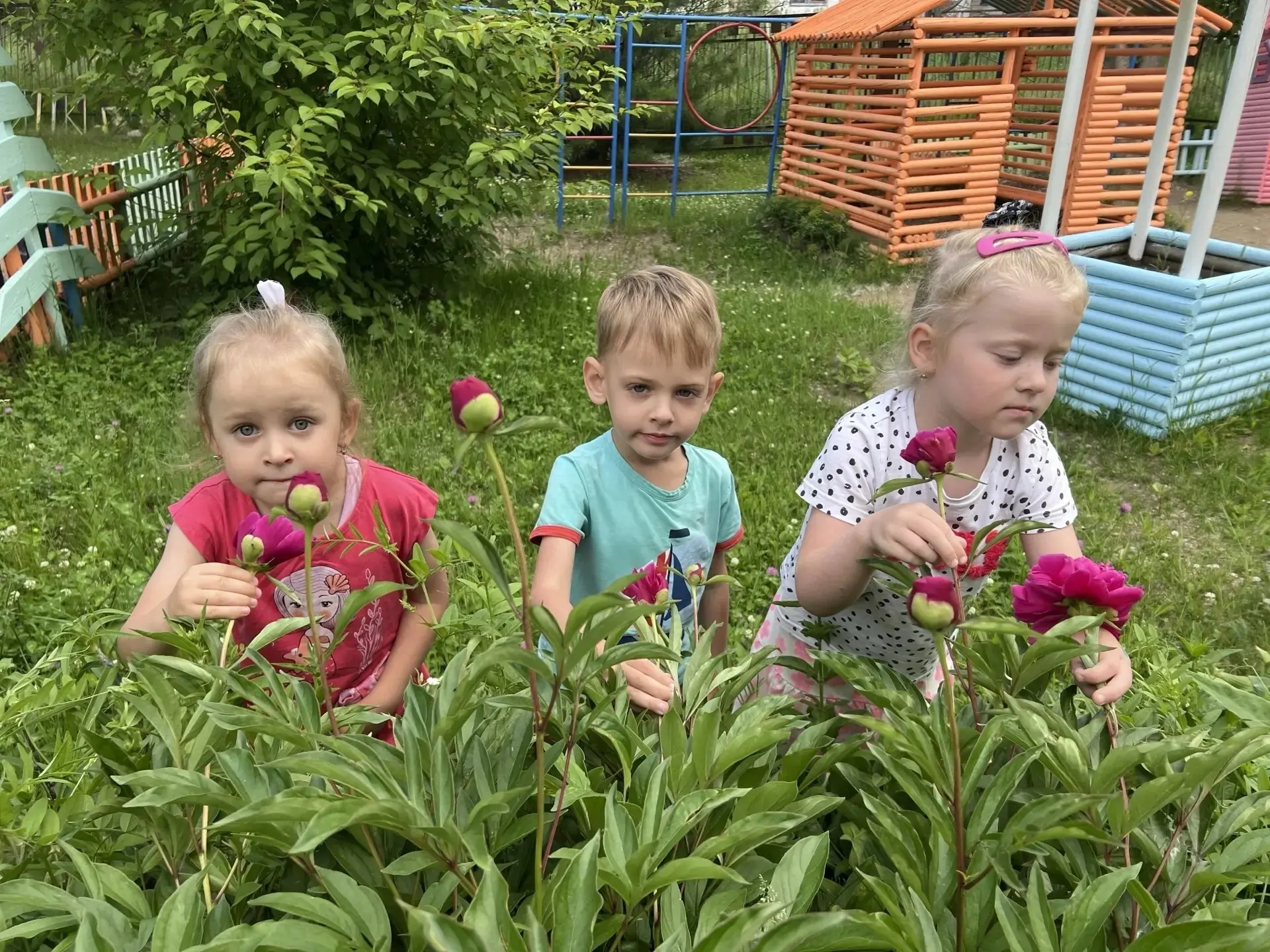 🌸  Ароматная лаборатория в группе №12! 🌿

Сегодня на занятии кружка «Всезнайки» наши ребята превра