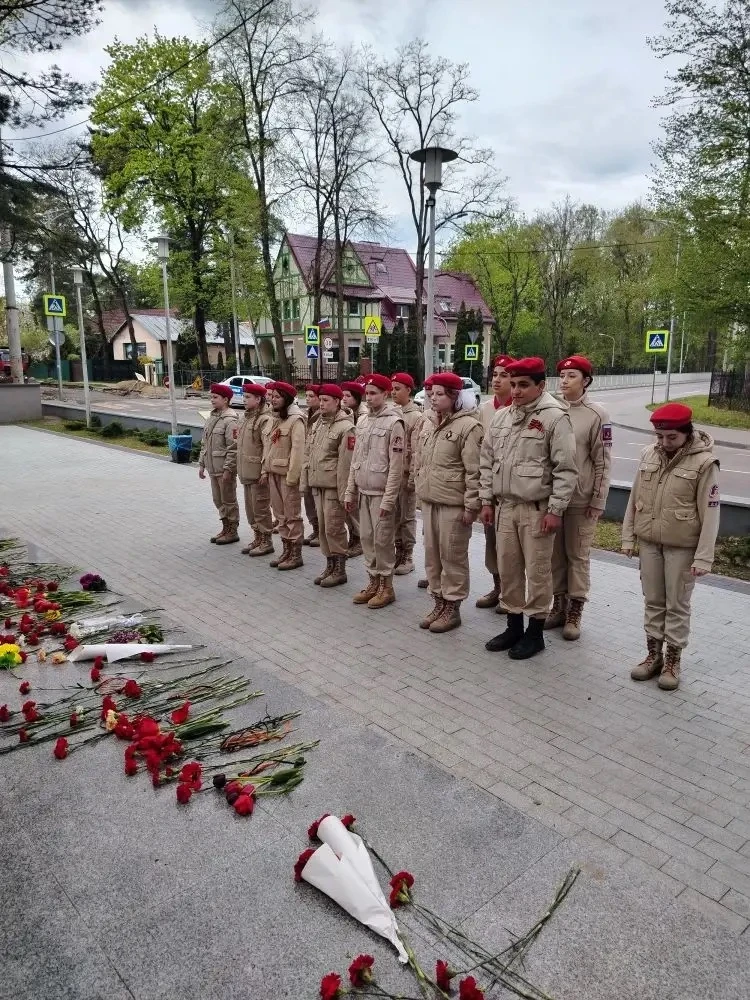 🕊️ На Мемориальном комплексе на братской могиле советских воинов в пос. им. А. Космодемьянского сост