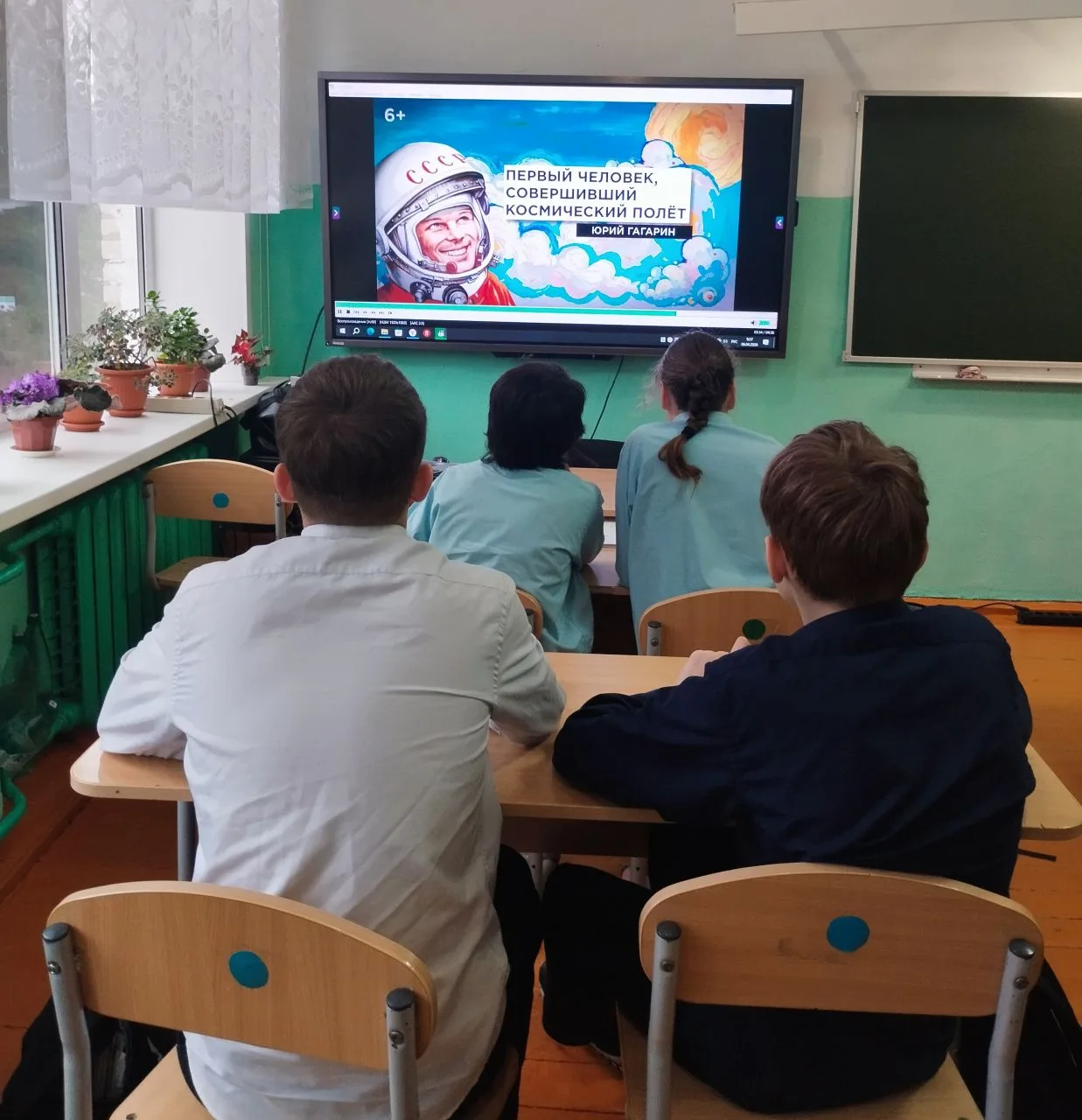 🚀В 5 и 6 классах провели занятие, посвящённое теме «65 лет триумфа. Ко Дню космонавтики».