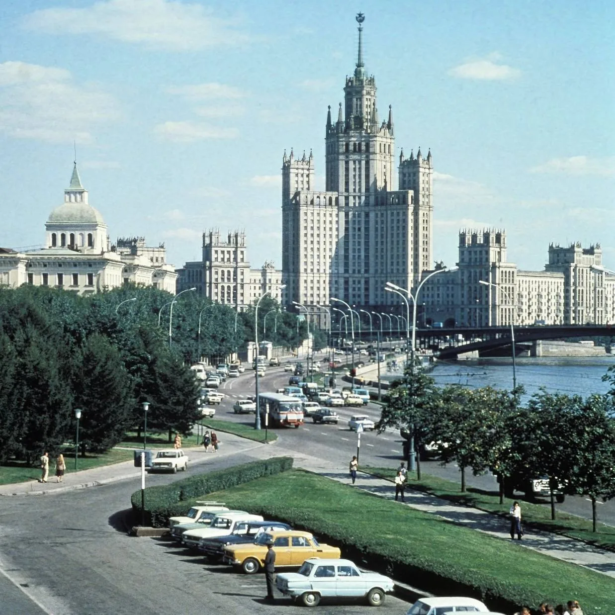 Москва, 1979 год. Вид на Москворецкую набережную, Большой Устьинский мост и жилой дом на Котельничес