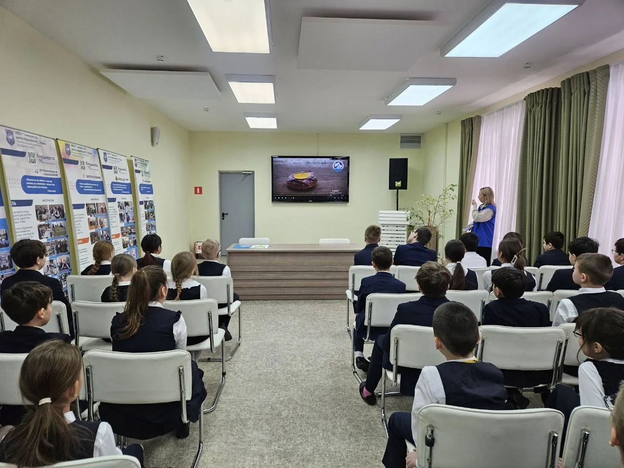 🚗 В гимназии прошел урок ПДД для пятиклассников, посвященный зимней безопасности  🛷 Главная тема — о