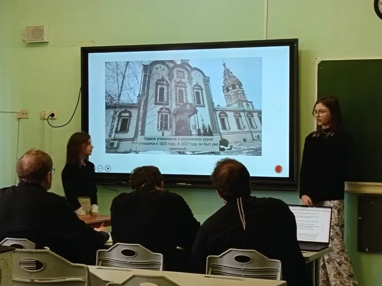 Школьные новости  Храмы в объективе 5 «З»  ⛪Наши пятиклассницы — Яна, Николь, Арина и Дарья — принял