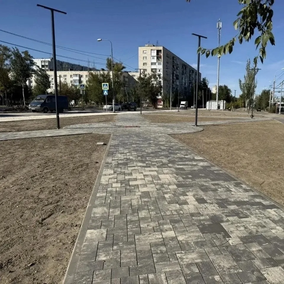 В Кировском районе завершается обновление территории рядом с гимназией № 10! 👏🏻🤩