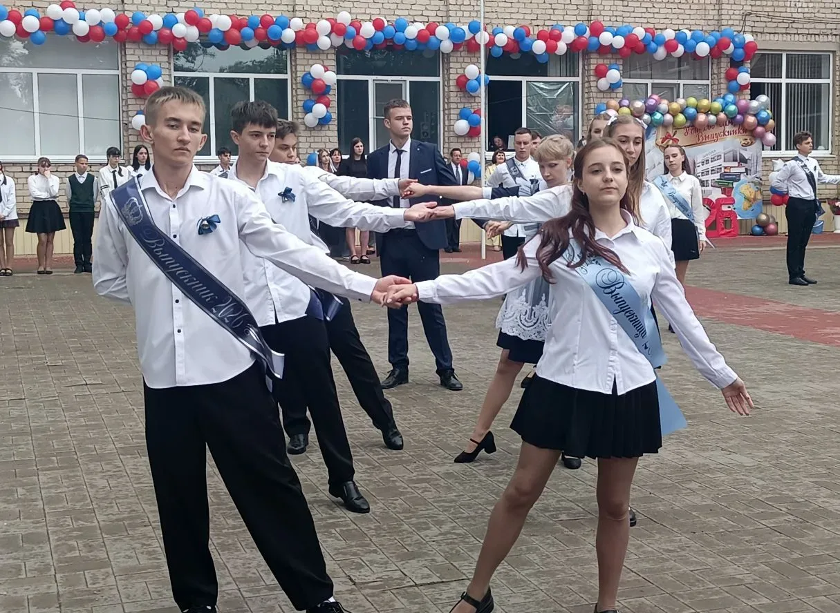 🔔✨ Торжественный "Последний Звонок" в Урюпинске: Проводы Юности и Встреча с Будущим! ✨🔔  Словно на к