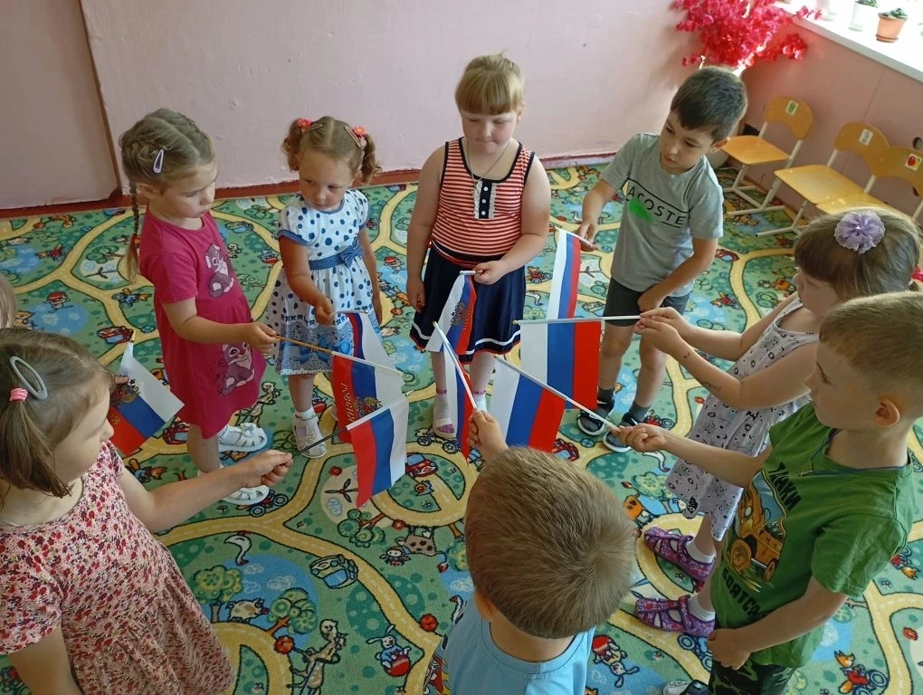 Нам праздники для радости даны,
Мы знаем их немало, самых разных,
Но день России, день родной страны