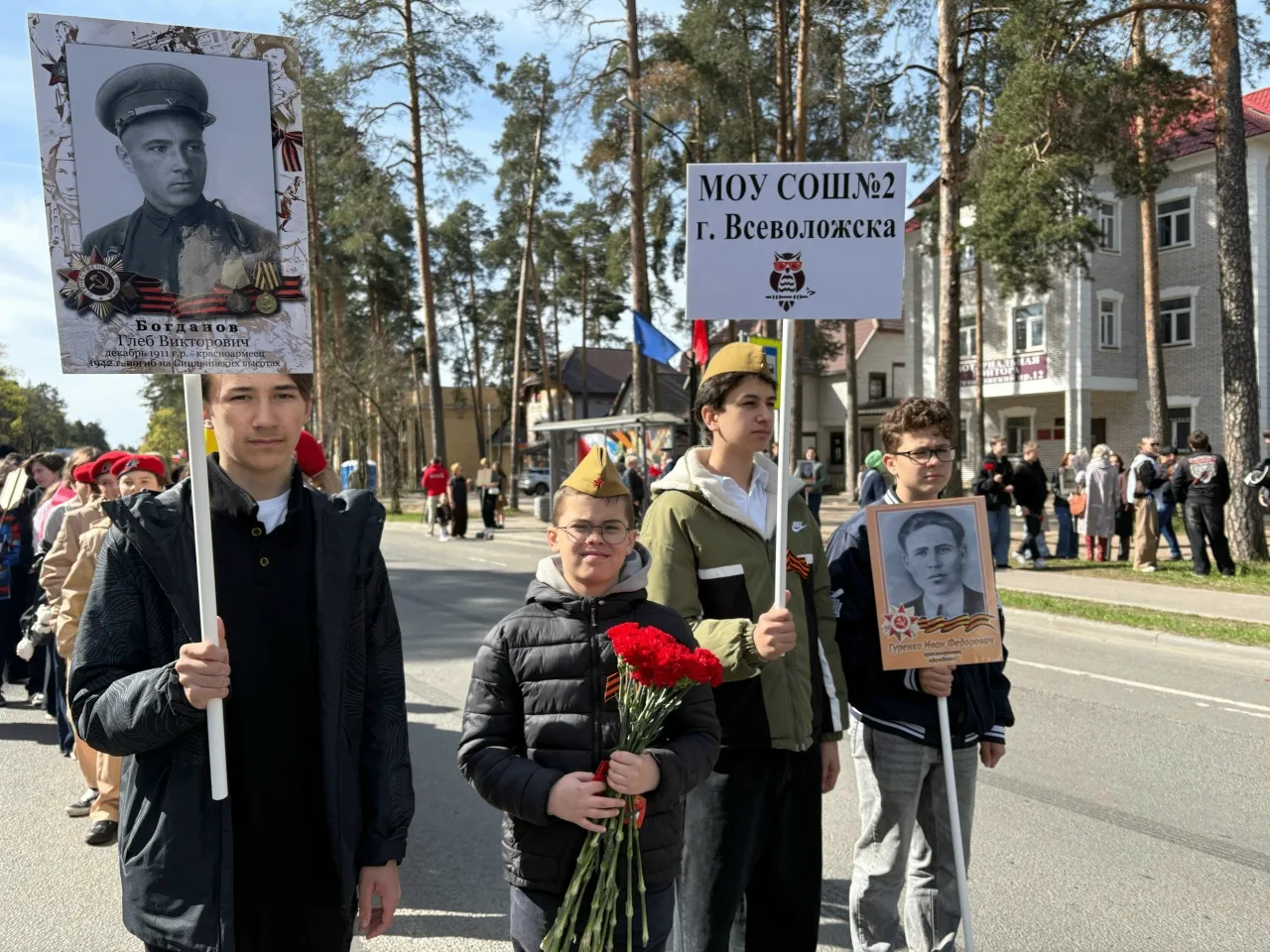 День Великой Победы 9 мая администрация школы во главе с директором Расторгиной Оксаной Михайловной,