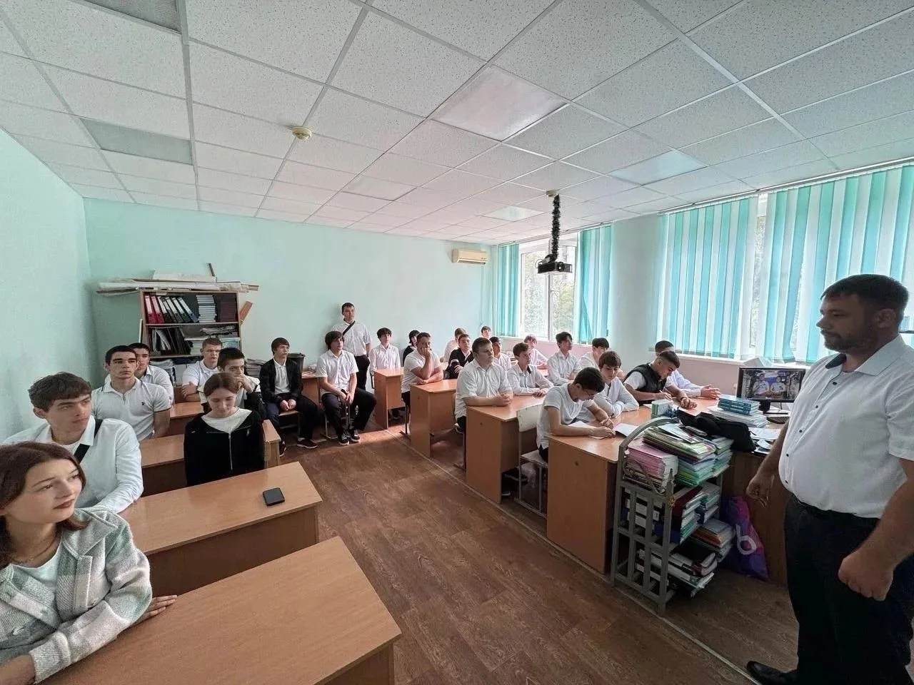 В колледже прошли классные часы посвященные Дню солидарности в борьбе с терроризмом на ...