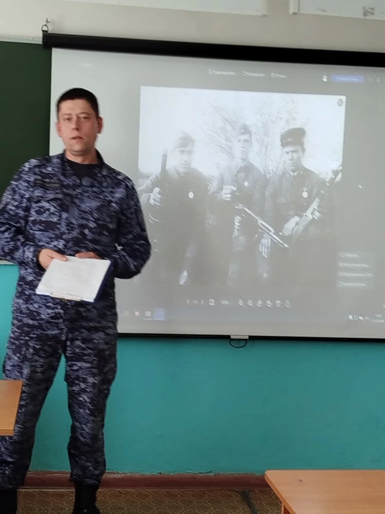 В 6"А" классе состоялась очередная встреча с сотрудниками Росгвардии. Денис Васильевич Стекольщиков 