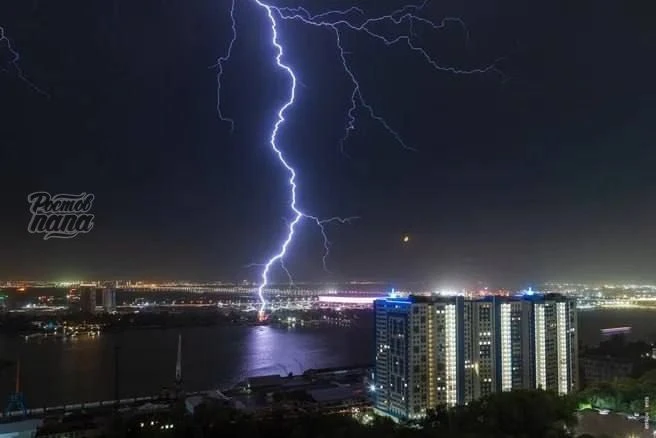 ⛈ Громыхнуло в Ростове. Это гроза и гром.