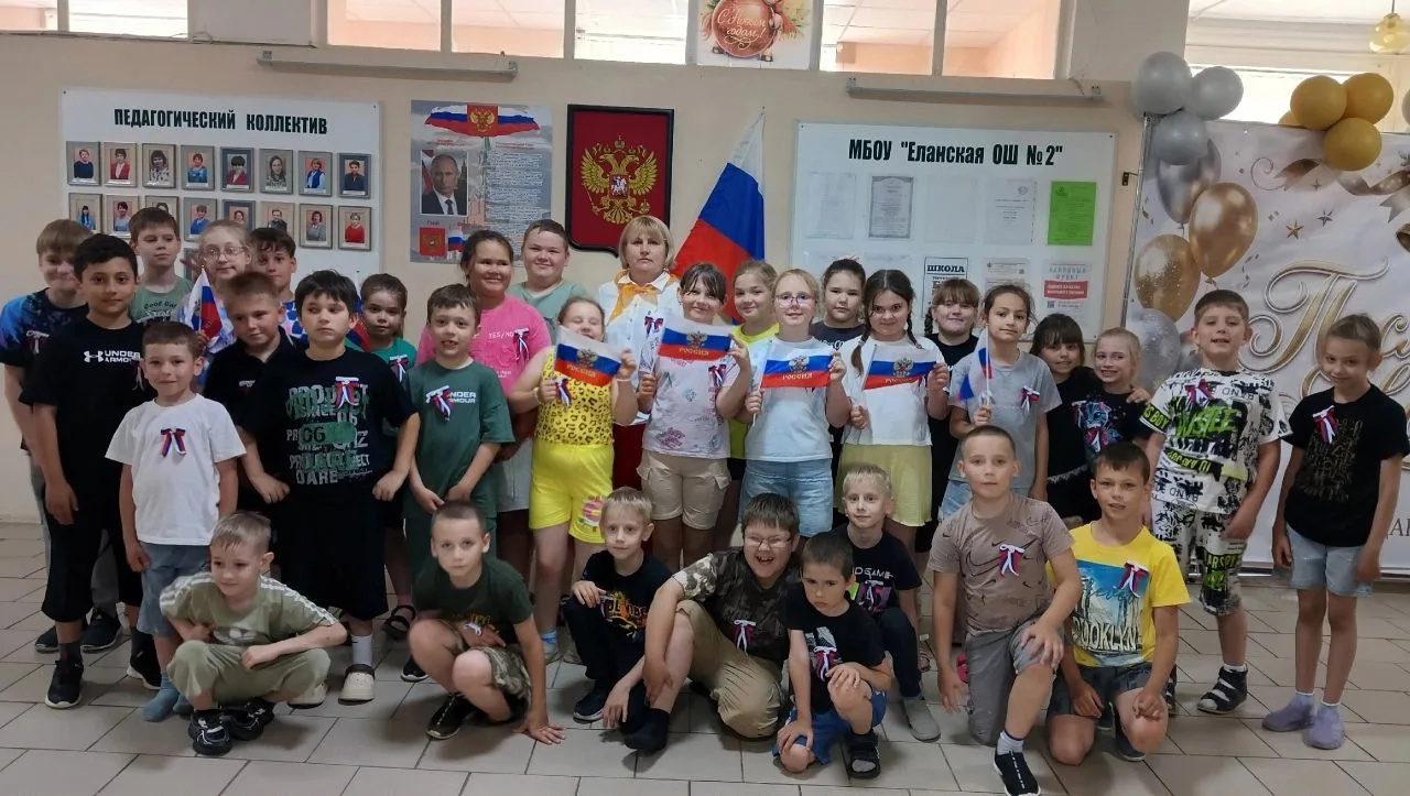 🕊️🇷🇺 В лагере «Смена» у орлят прошел день творчества и любви к Родине!

Сначала ребята отправилис