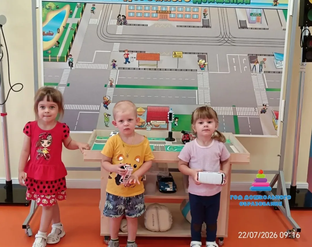 🚦Правила дорожные,
⚡Они совсем  не сложные...
По городу, по улице,
Не ходят просто так.
Когда не зн