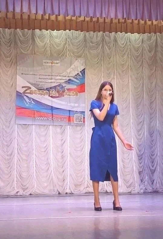 Сцена — это зеркало: почему вокалисту жизненно важны выступления?
Для вокалиста сцена — это не прост
