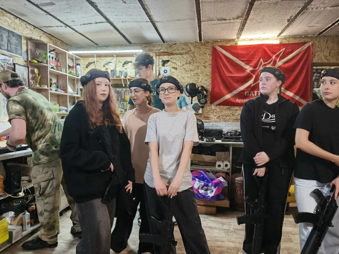 Сегодня учащиеся 10-х классов посетили спортивно- тактический клуб "База 29". В клубе р...